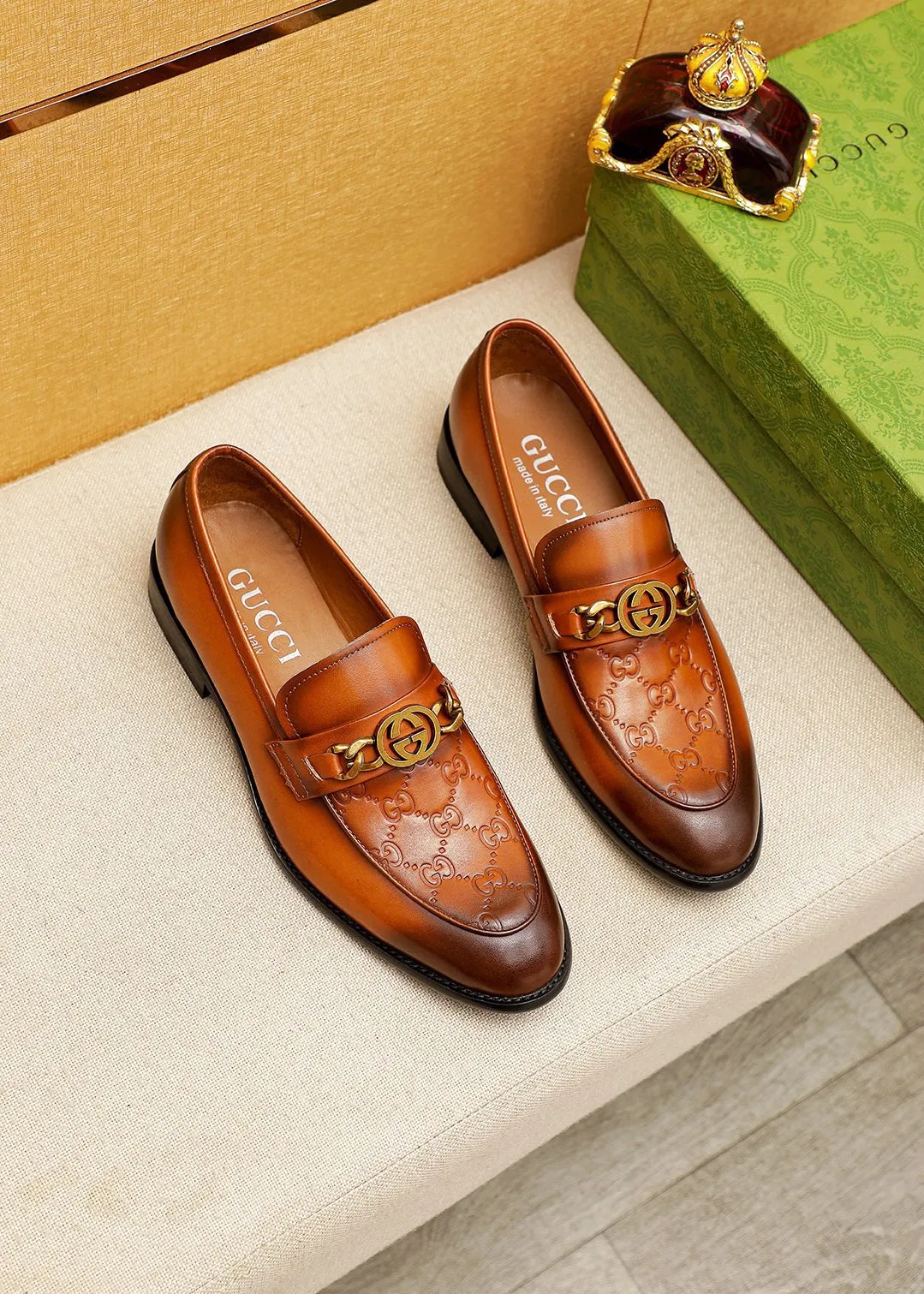 Men's shoes 💰400 💐 Product trademark: GUCCI "Gucci" casual leather shoes Regular size: 39-44 (38.45.46🉑️Customized) Product materials: Selected imported first-layer calfskin embossed upper + original hardware buckle, imported 🐑 sheepskin lining. Strong three-dimensional visual effect, combined outsole Color: 2⃣️colors available